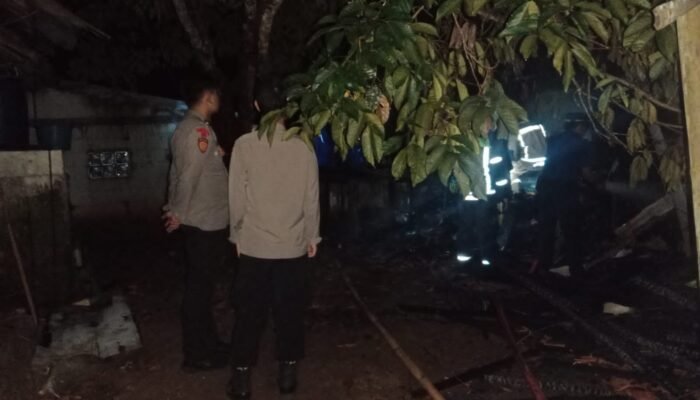 Keterangan dari Kapolsek Bungbulang AKP Usep, Kebakaran tersebut di duga sumber api berasal dari arus pendek listrik menghanguskan rumah milik Dadan (32). Tim pemadam kebakaran (Damkar) berhasil memadamkan api sekitar satu jam setelah menerima laporan,"