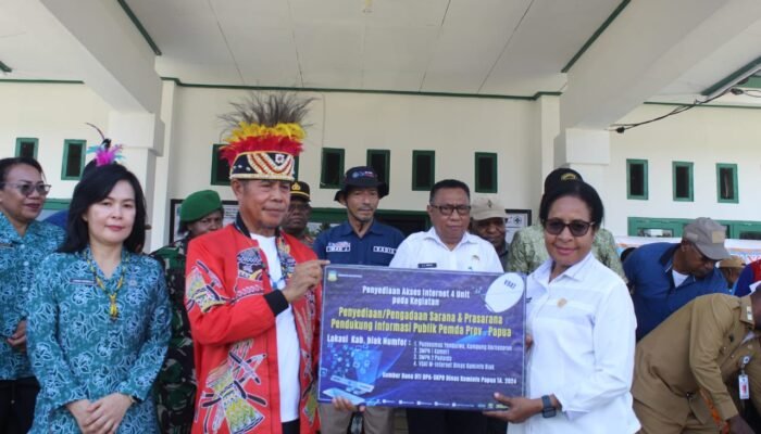 Percepat Penetrasi Internet, Gubernur Serahkan VSAT di Biak Numfor