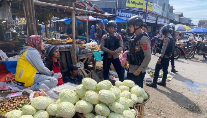 Jaga Keamanan, Sat Samapta Polres Garut Patroli Pasar Tradisional Dengan Jalan Kaki