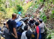 Rem Blong Mikrobus Tabrak Pick Up, Terhenti di Jurang Sedalam 6 Meter,” Ini Kronologisnya