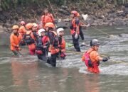 Tim SAR Kewalahan Saat Tandu Jasad Korban Yogi Firmansyah Diguyur Hujan Lebat
