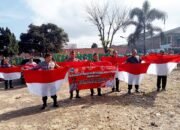 Jelang HUT RI ke 79 Polsek Malangbong Bagikan Ratusan Bendera Merah Putih ke Kampung-Kampung