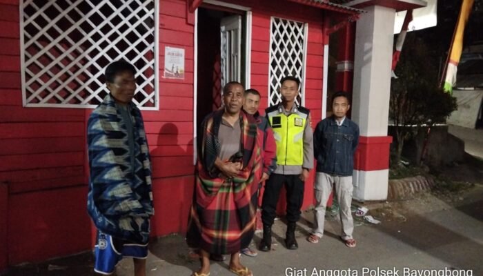 Polsek Bayongbong Jambangi Se tiap Pos Ronda Dalam Rangka Kamtibmas Patroli Malam
