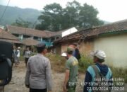 Polsek Leles Bantu Padamkan Kebakaran Rumah di Desa Haruman