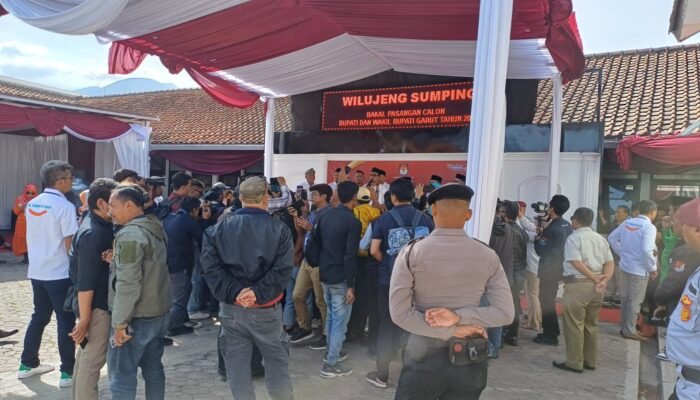 Rombongan pukul 14.00 Wib Pasangan Calon Bupati dan Calon Wakil Bupati Garut dr. H. Helmi Budiman dan H. Yudi Nugraha Lasminingrat yang melakukan pendaftaran di KPU Garut