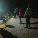 Kapolsek Banjarwangi yang datang ke TKP langsung menolong pengemudi dan bersama warga berhasil mengevakuasi kendaraan yang terguling.