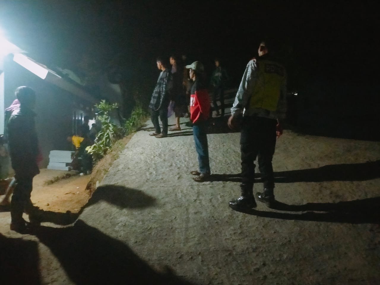 Kapolsek Banjarwangi yang datang ke TKP langsung menolong pengemudi dan bersama warga berhasil mengevakuasi kendaraan yang terguling.