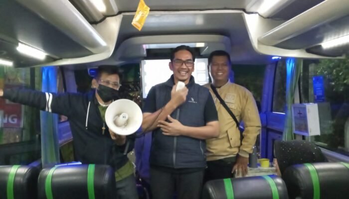 Camat Cimut Rully Dan Lurah Citeureup Rusli Melepas Pemberangkatan Pembinaan Unsur Lembaga Masyarakat Ke Pangandaran
