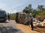 Truk Muatan Sekam Terguling Di Evakuasi Polsek Pakenjeng