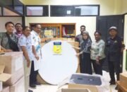 Diskominfo Provinsi Papua Serahkan Bantuan Peralatan VSAT Ke Kabupaten Jayapura
