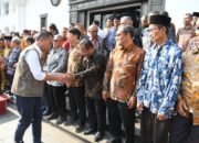 Bey Machmudin Serahkan SK Pensiun kepada 180 ASN Purna Tugas