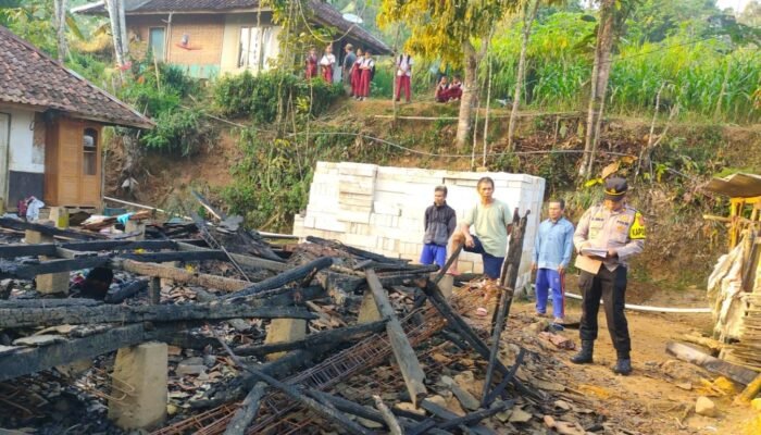 Rumah Panggung Terbuat Dari Kayu Dilalap Sigap Merah Hangus Tidak Tersisa, Akibat Konsleting listrik