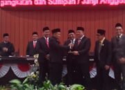 Asep Sopari Al Ayubi Serahkan Palu Sidang Kepada Ketua Sementata DPRD Cecep Nuryakin, Ini Nama Anggota Terpilih 2024