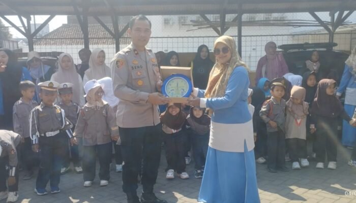 Kapolsek Limbangan Kompol Wasino memberikan kenang-kenangan kepada Kepala Sekolah TK Al-Kamilah sebuah jam Dinding