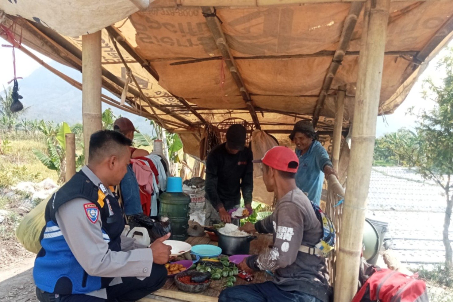 AKP Dadang Sumitra, saat bercekrama bersama masyarakat, untuk menciptakan silaturahmi dan kekeluargaan sebagai kerjasama dengan masyarakat untuk menjaga ketertiban, keamanan masyarakat