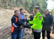 Kapolres Garut Kunjungan Kerja Ke Wilayah Selatan, Memberikan Bansos Pada Masyarakat