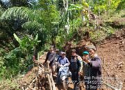 Akibat Jalan Singajaya – Peundeuy Kabupaten Garut Longsor ! Polsek Singajaya Bersama Warga Gotong Royong Buka Jalur Alternatif