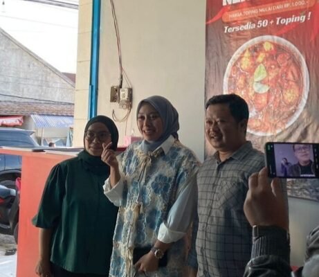 UMKM Seblak Prasmanan Neng Inna Dikunjungi Balon Wakil Bupati Garut L Putri Karlina
