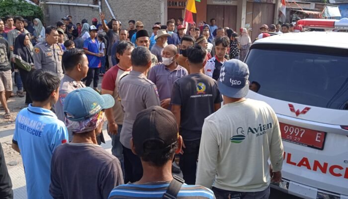 Seorang Laki-laki Gantung Diri Di Rumahnya Dilakukan Identikasi Polsek Leles Di Cek Ke TKP