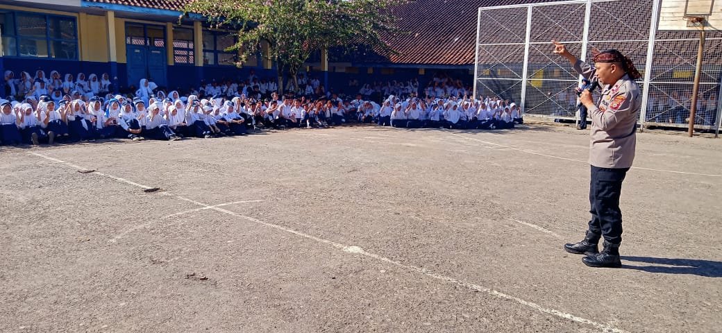 Yusli, juga menyampaikan pesan dari Kapolres Kabupaten Garut, AKBP Mochamad Fajar Gumilang, bahwa kegiatan ini merupakan bagian dari upaya Polres Garut dalam mendukung program Kegiatan Rutin Yang Ditingkatkan (KRYD) Nusantara Cooling System 2024 yang bertujuan untuk menjaga stabilitas keamanan Nasional.