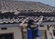 Puing-puing Pasca Gempa Di Pasirwangi, Polres Garut Bantu Bersihkan Bersama Masyarakat