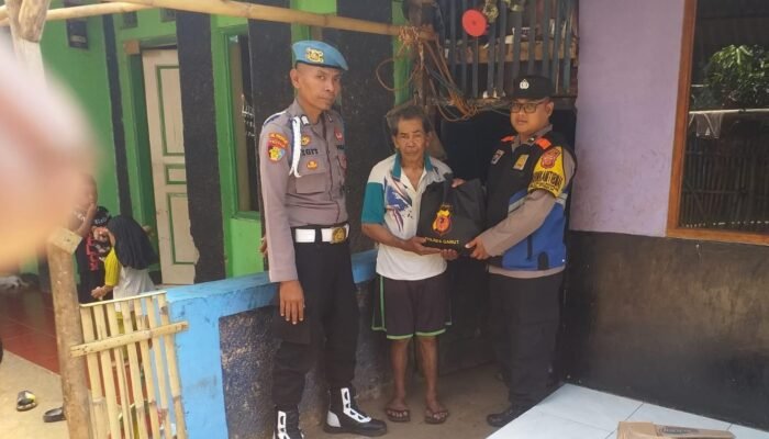 Ratusan Sembako Di Salurkan Polsek Cibiuk Untuk Warga Terdampak Gempa