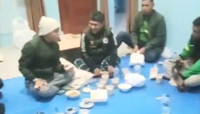 Bank Kerta Raharja Kabuoaten Bandung melakukan aksi kepedulian sosial kemasyarakat u tuk korban bencana alam gemoa Kertasari, Kamia (19/9/2024).
