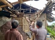 Hujan Deras Robohkan Rumah Milik Dede di Kampung Leuwigoong