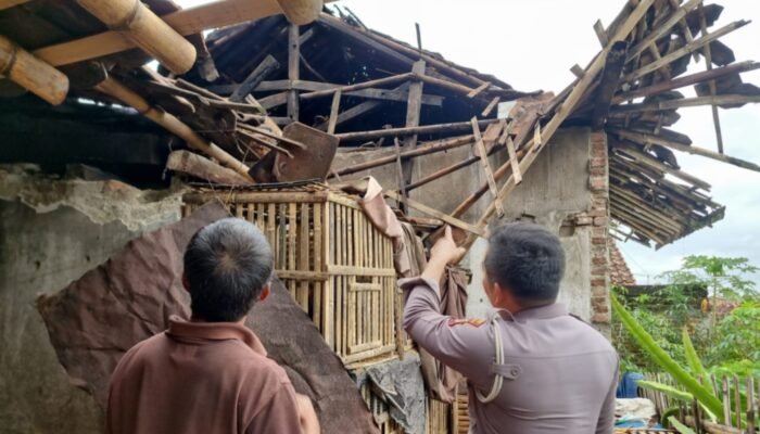 Hujan Deras Robohkan Rumah Milik Dede di Kampung Leuwigoong