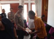 Kapolres Garut AKBP Mochamad Fajar Gemilang Kunjungi Anggotanya Yang Sakit Dan Berikan Semangat
