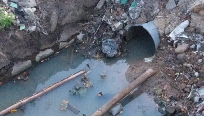 PT. Inter Nusa Delapan Urug Saluran Terstier Milik BWS PUPR Pusat Di Desa Pangkalan untuk Akses Truk Tanah