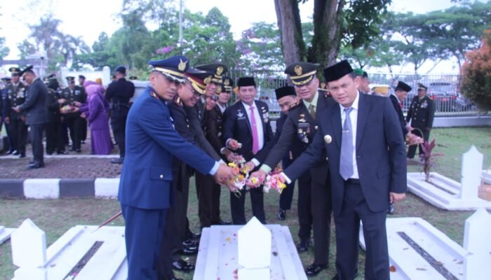 HUT TNI Ke-79, TNI-Polri Tabur Bunga Bersama Di Taman Makam Pahlawan