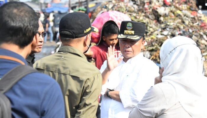 Sekda Herman Suryatman Tinjau Kondisi Sampah di Pasar Caringin Bandung