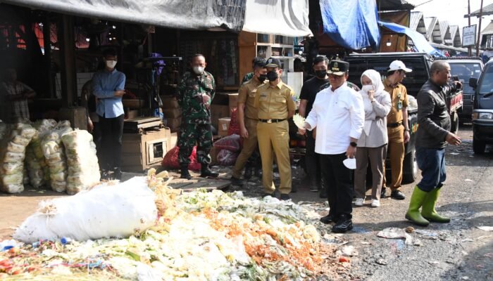 Usai Lakukan Peninjauan, Sekda Jabar Koordinasikan Penanganan Sampah Pasar Caringin