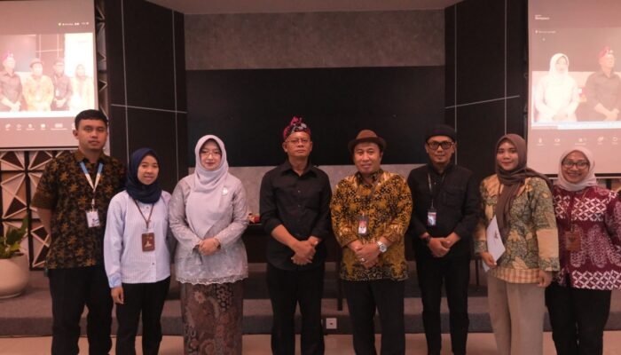 Komisi Informasi Jawa Barat Lakukan Visitasi Dan Monitoring Evaluasi Keterbukaan Informasi Publik di Kabupaten Garut foto bersama usai pelaksanaan acara