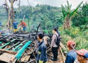 Korsleting Listrik Rumah Ade dan Anas Rata Dengan Tanah