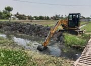 Kali Pembuang Apur Bojong Renged Dikeruk Sedimentasinya Oleh UPT SDA Wilayah 6 DBMSDA Kabupaten Tangerang