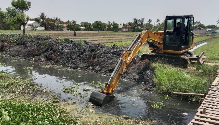 Kali Pembuang Apur Bojong Renged Dikeruk Sedimentasinya Oleh UPT SDA Wilayah 6 DBMSDA Kabupaten Tangerang