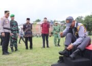 TNI-Polisi Kembali Beri Sepatu PDL Kepada Satlinmas Saat Apel Besar Pengamanan Di Karangnunggal