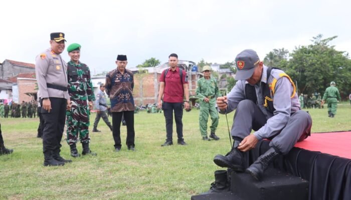 TNI-Polisi Kembali Beri Sepatu PDL Kepada Satlinmas Saat Apel Besar Pengamanan Di Karangnunggal