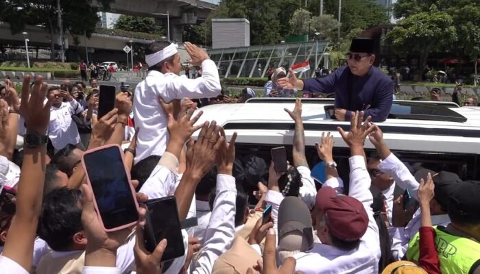 Momen KDM Diminta Naik ke Mobil Presiden Prabowo Untuk Sapa Warga Usai Dilantik