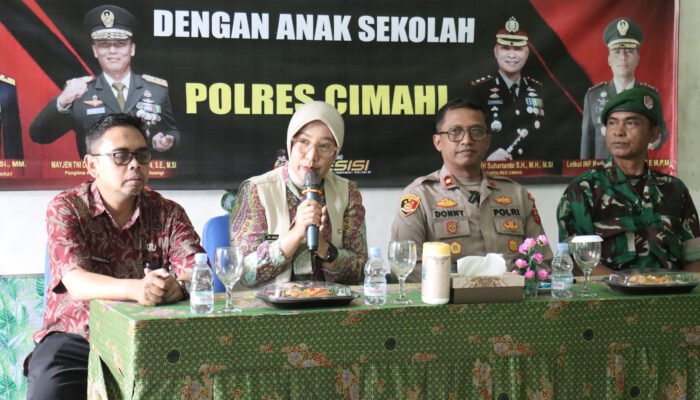Ketua Persit KCK Cabang XX Kodim 0609/Cimahi Berikan Makan Bergizi Di SD Kartika XIX – 4