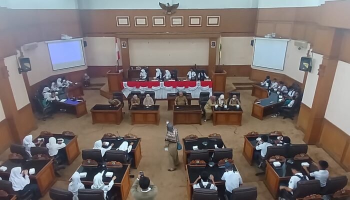 Ratusan Siswa SMPN 1 Kadipaten Geruduk Kantor DPRD Majalengka, Ini Maksud Dan Tujuannya !