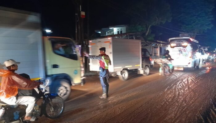 Lumpur menyenangi arus lalu lintas, Rabu(6/11/2024). (Foto: Krist)