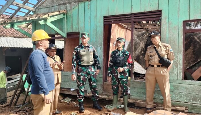 Tanah Longsor Menghancurkan Rumah dan Sawah di Cisewu