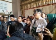 Puluhan Anggota Pendukung Paslon nomor urut 1 Gerudug Kantor Bawaslu Garut.