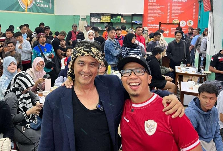Calon Walikota dan Wakil Walikota Tasikmalaya paslon nomor 4 berfoto bersama, Selasa(19/11/2024). (Foto: Krist)