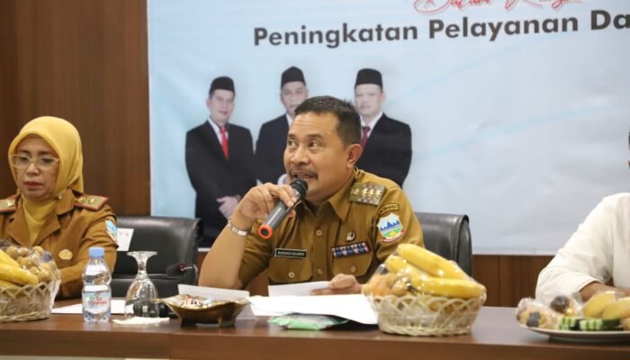 Barnas Adjidin Dorong Perbaikan dan Penguatan Pelayanan di Perumda BPR Garut