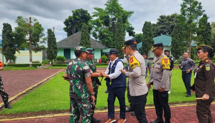 Barnas Adjidin Dampingi Pangdam III/Siliwangi dan Kapolda Jabar Pantau Pemungutan Suara di Garut