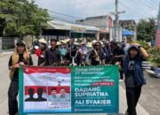 Para Seniman Gelar Pertunjukan Jalanan, Bentangkan Spanduk Ingatkan Warga Memilih Paslon Bupati No. 2